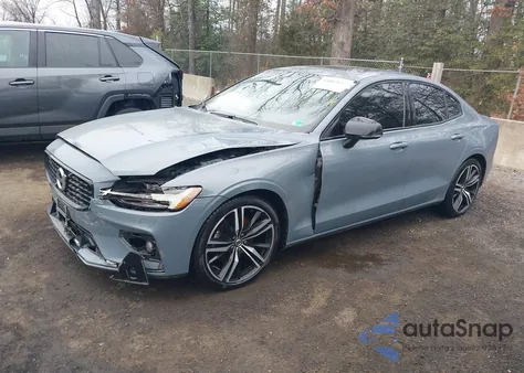 2022 Volvo S60 B5 R-Design z USA, uszkodzony, nr VIN 7JRL12TM8NG162320